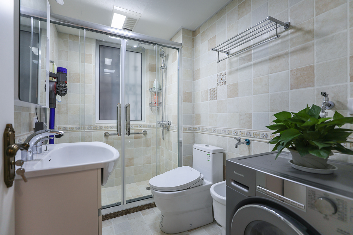  在歐式風格的臥室設計中我們采用了非常華麗的感覺來將其的優雅氣質散發出來。運用了傳統風格的歐式效果來展現出它的魅力，在臥室的家具配置上盡量采用多功能的家具，既能很好的揮發出它的功能，也能作為一個很好的裝飾有的更能多使用功能，這樣的歐式臥室更能體會出它的柔美。也能讓歐式的浪漫情愫體現。