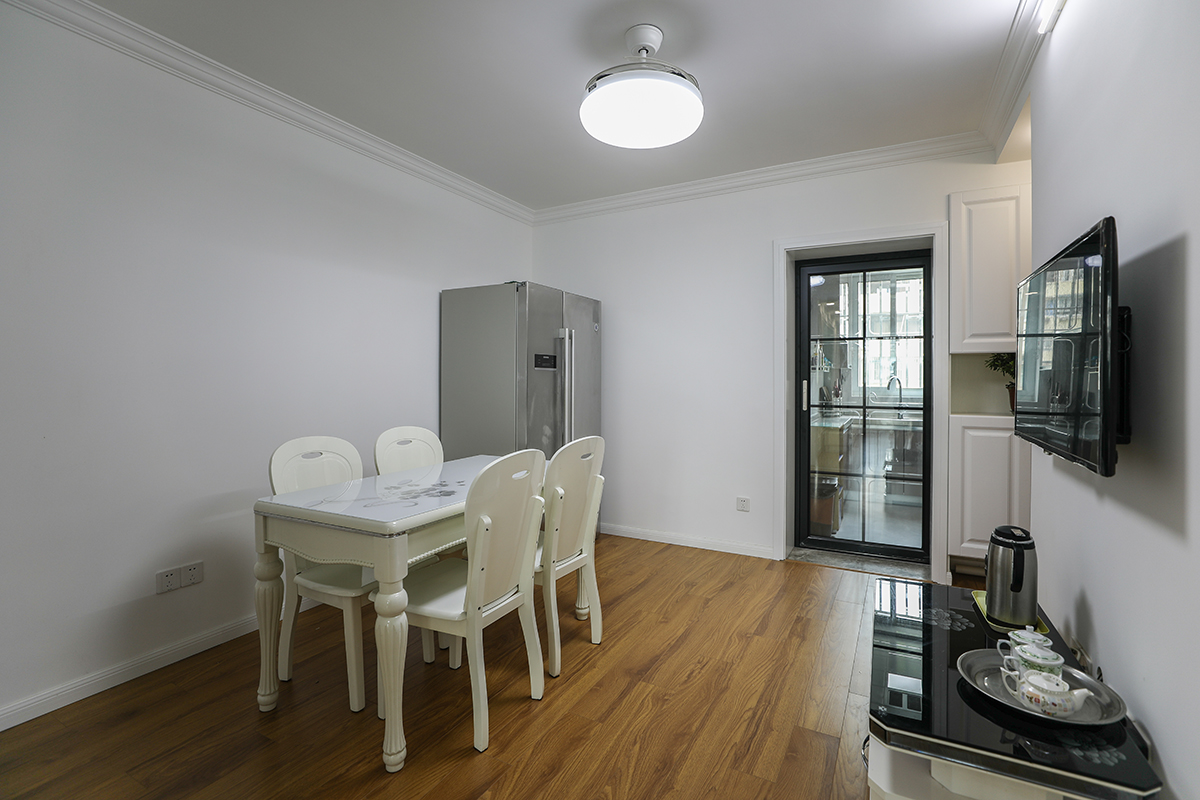 老人更要注重生活品質，在餐廳也放置電視柜、壁掛電視，在就餐時也不會錯過新聞，色調上干凈清爽，造型上簡潔大方，屏棄過多的裝飾柜，空間上寬闊很多。
