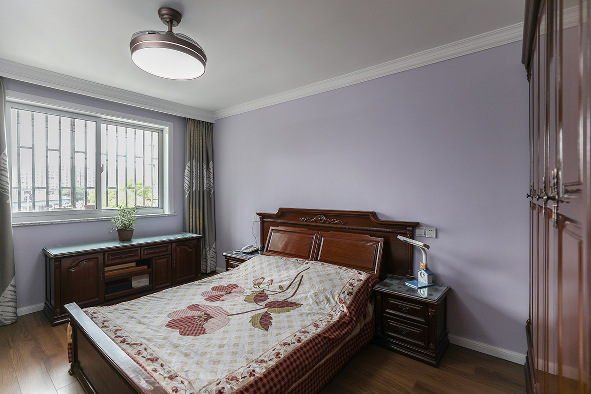 臥室采用深色實木衣柜、實木床以及五斗柜，穩重端莊，墻面采用粉柴色，使整個空間時尚不呆板，有深有淺，色調和造型上又美觀得體，時尚大氣，不失韻味。 
