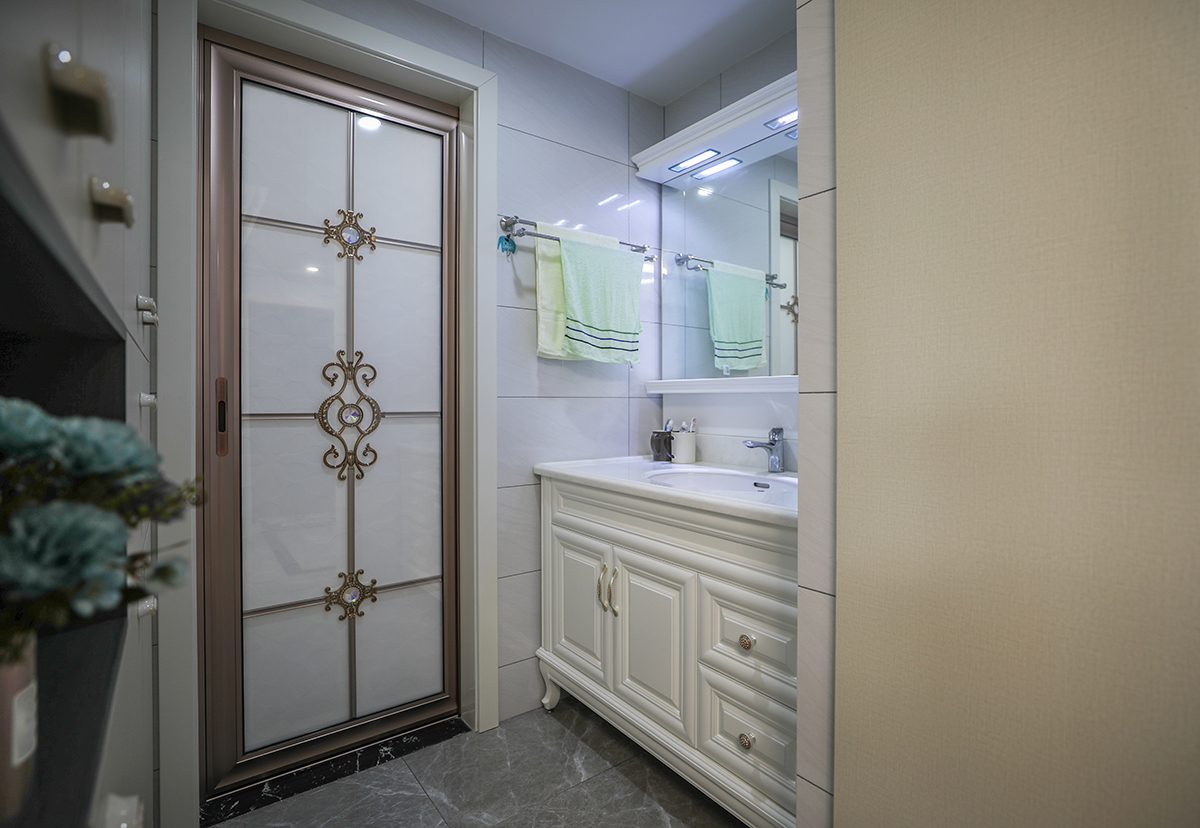 深色衛生間地磚配以白色墻磚空間層次更分明。