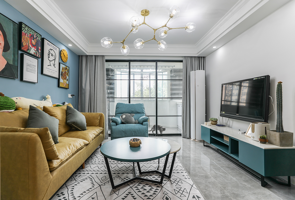 這種風格主要以黑白搭配為主，給人一種簡單干凈、動力十足的感覺。在設計上結合了人與自然、社會還有環境，體現出了綠色環保的設計理念，并且也非常注重家具的功能設計，一切設計都以簡化為主。
