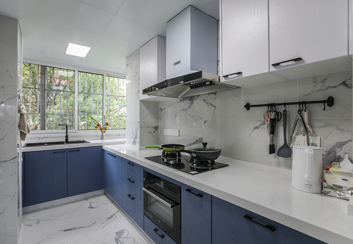 因為廚房是油煙最多的地方，所以在裝修時，必須注意它的采光度與通風性，在布局時候一定要注意這兩點，并且廚具的擺放還管道的布局也要合理的進行布局，這樣便于日后的使用。
