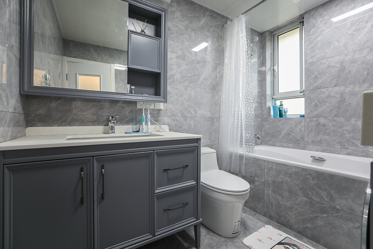 地面材料選擇在有水的情況下都不會打滑的防滑磚。干濕分區，即便是很小的衛生間，合理設置也可以實現，選擇吸力強的排風扇以便于吸走衛生間內的濕氣，考慮把洗手臺做大，然后把梳妝臺設置在這里，這樣早上起來梳洗打扮的時候會非常方便。
