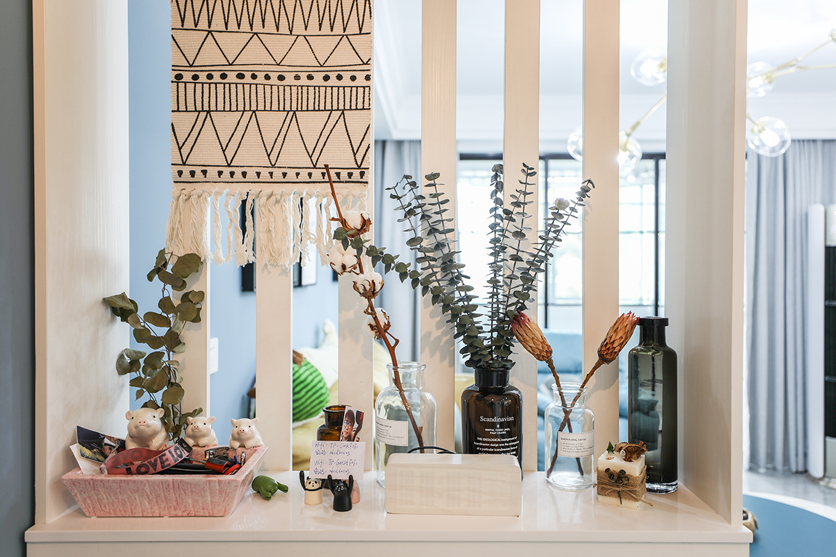 如圖白色、藍色、黑色燈，適量的進行搭配和以最大的限度呈現潔凈而舒適的氛圍。入戶門進來便是小小的玄關區。
