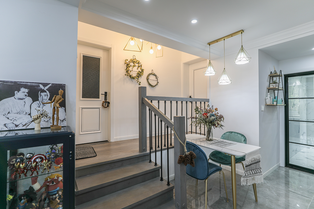 如圖白色、藍色、黑色燈，適量的進行搭配和以最大的限度呈現潔凈而舒適的氛圍。入戶門進來便是小小的玄關區。
