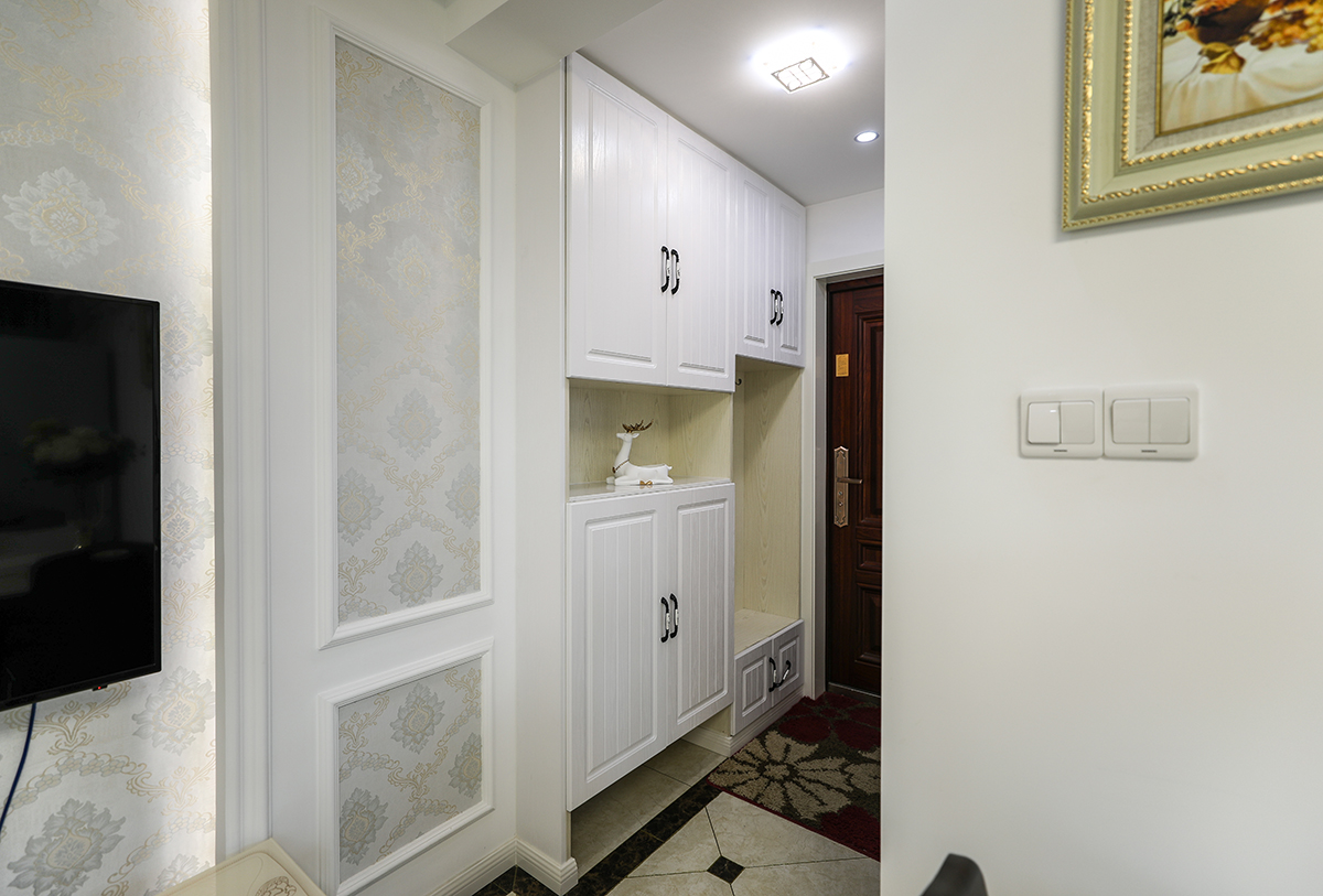 電視背景墻護墻板墻布的搭配，燈帶的點綴增加了背景墻的層次，讓客廳更加豐富，空間飽滿。入戶玄關柜子功能性強，換鞋凳，掛衣服去，裝飾柜，讓玄關成為入戶一景，同時方便了出入。