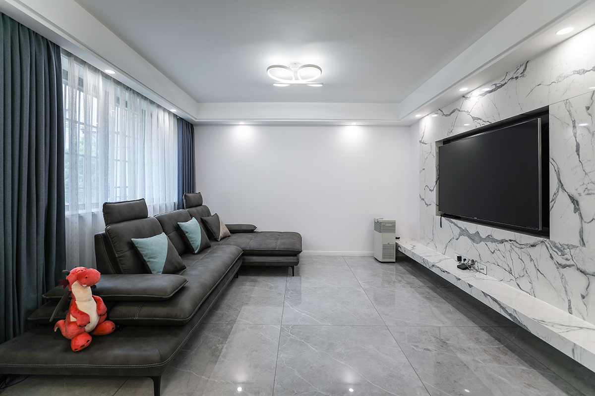 客廳的背景采用了冷僻的大理石石材，作為高端的背景材料增加了整體的檔次，灰色的瓷磚更選高檔。
