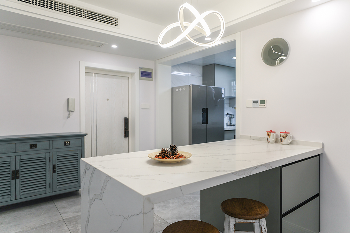 鞋柜選擇的是這種作舊的藍色，地面則是用灰色的瓷磚裝飾，中間擺放大理石的操作臺，很現代的感覺。
