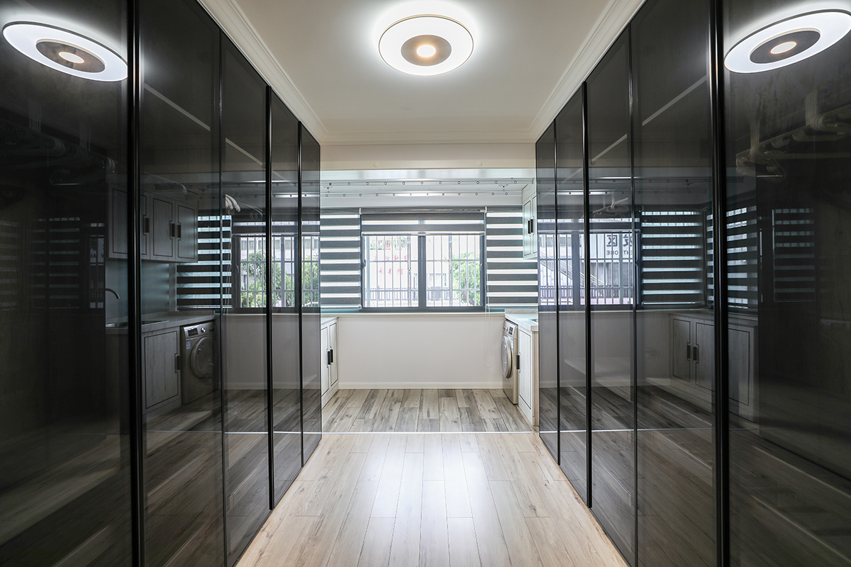 衣帽間門板選用黑色的玻璃更把黑和白選的更為淋漓盡致。
