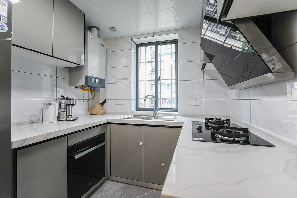 大理石瓷磚灰色的櫥柜更廚房看著更簡約大方。
