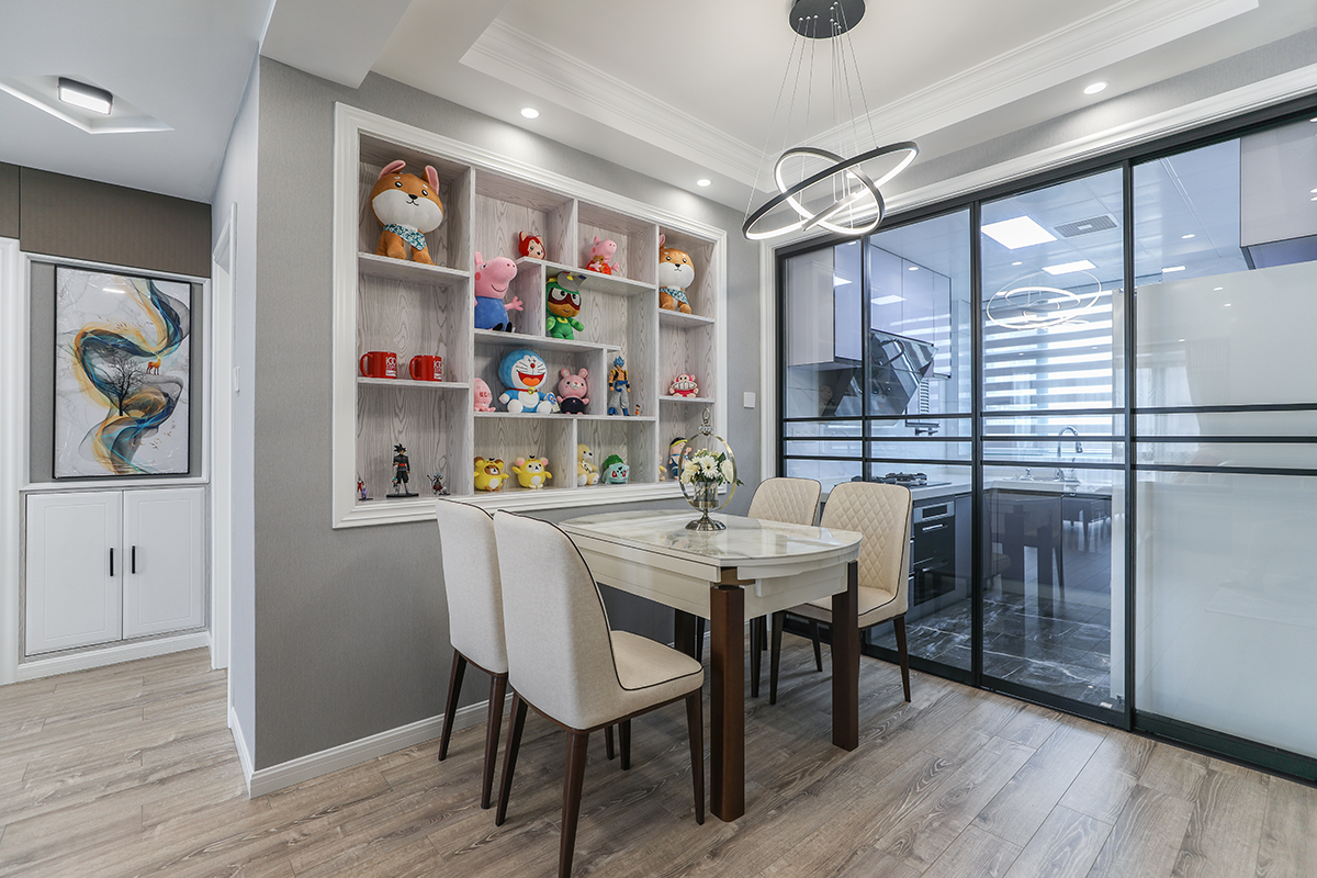 作為馬上步入婚姻的一對(duì)金童玉女，也作為90后的年輕人，更喜歡現(xiàn)代感十足的裝修風(fēng)格， 客廳采用了現(xiàn)代簡(jiǎn)約的造型，以及近幾年主打的灰色系，簡(jiǎn)單大氣的同時(shí)，又溫馨而別致，錯(cuò)落硬包鏡面背景墻，給了整個(gè)空間生動(dòng)的靈魂，和玩趣， 餐廳作為家庭裝修的重中之重，大氣的同時(shí)，不失溫馨
