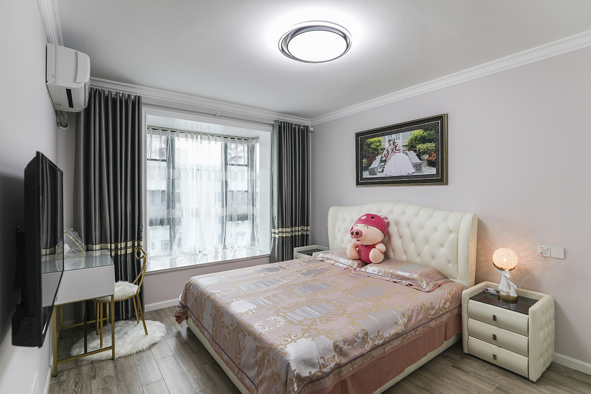 家里的主臥，也是這對(duì)年輕人的婚房，淡淡的粉色，也象征著兩個(gè)人美好的愛情 
