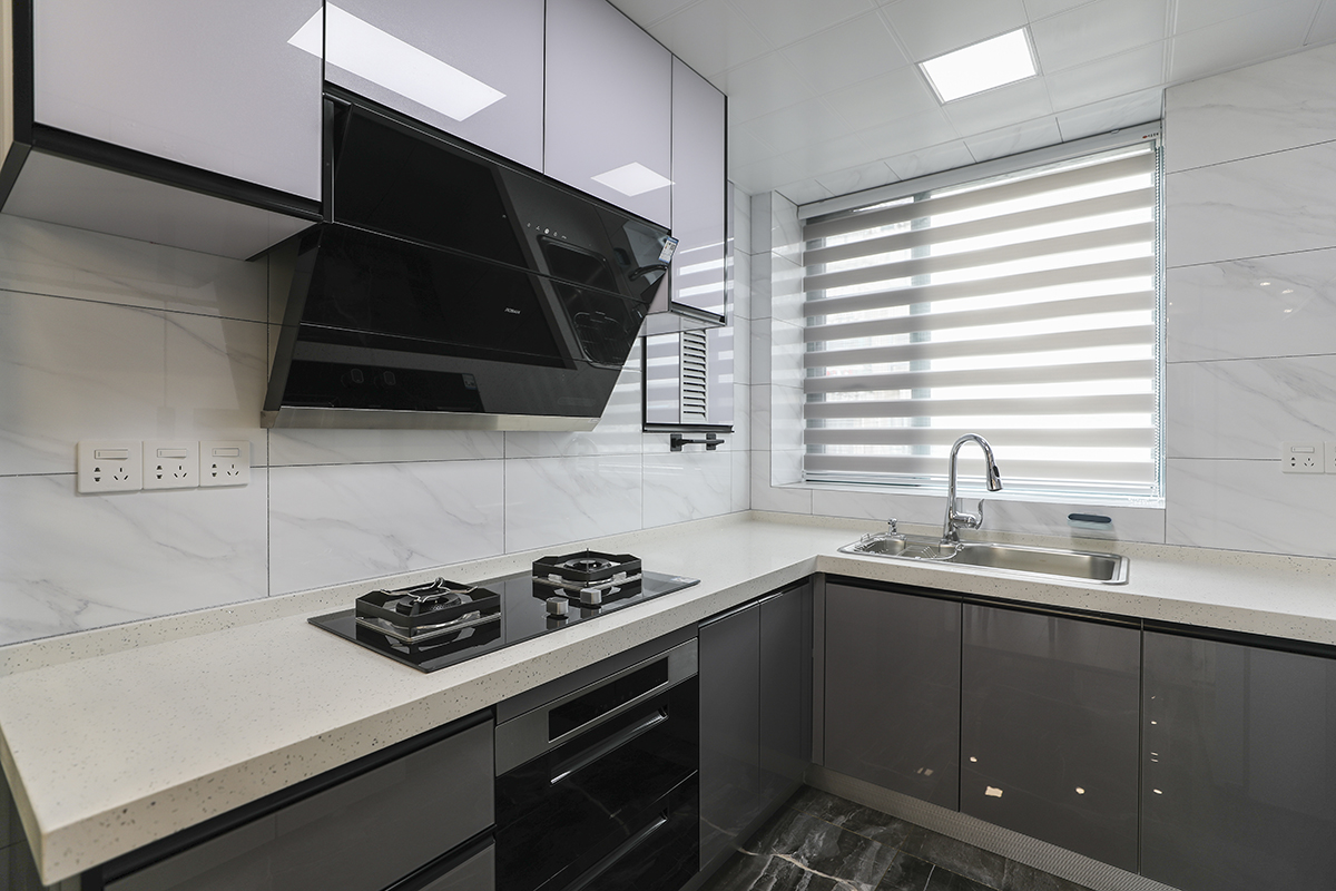 層次感極強(qiáng)的廚房，從地到頂依次變淺
