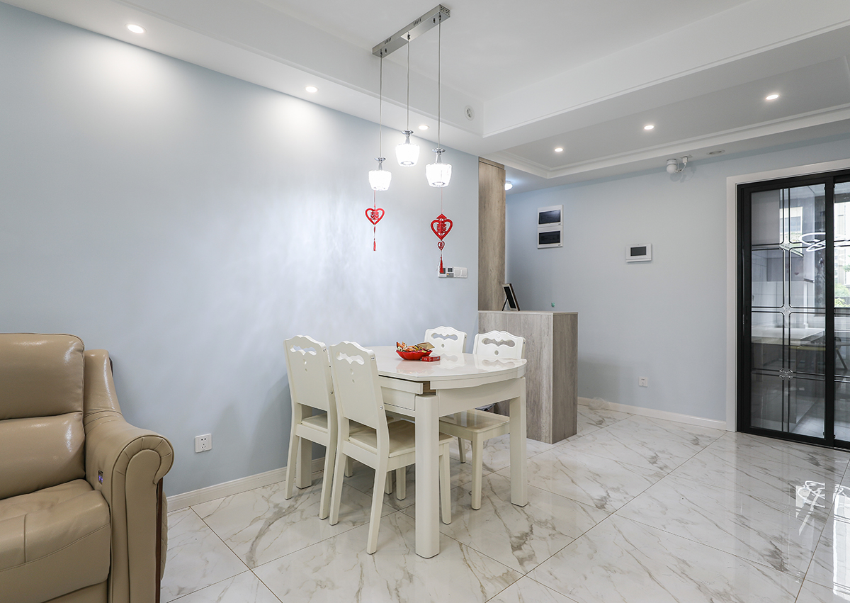 餐廳簡易的吊燈，與整體的風格相稱。爵士白大理石紋路的地磚，與整個空間也是相當的和諧。
