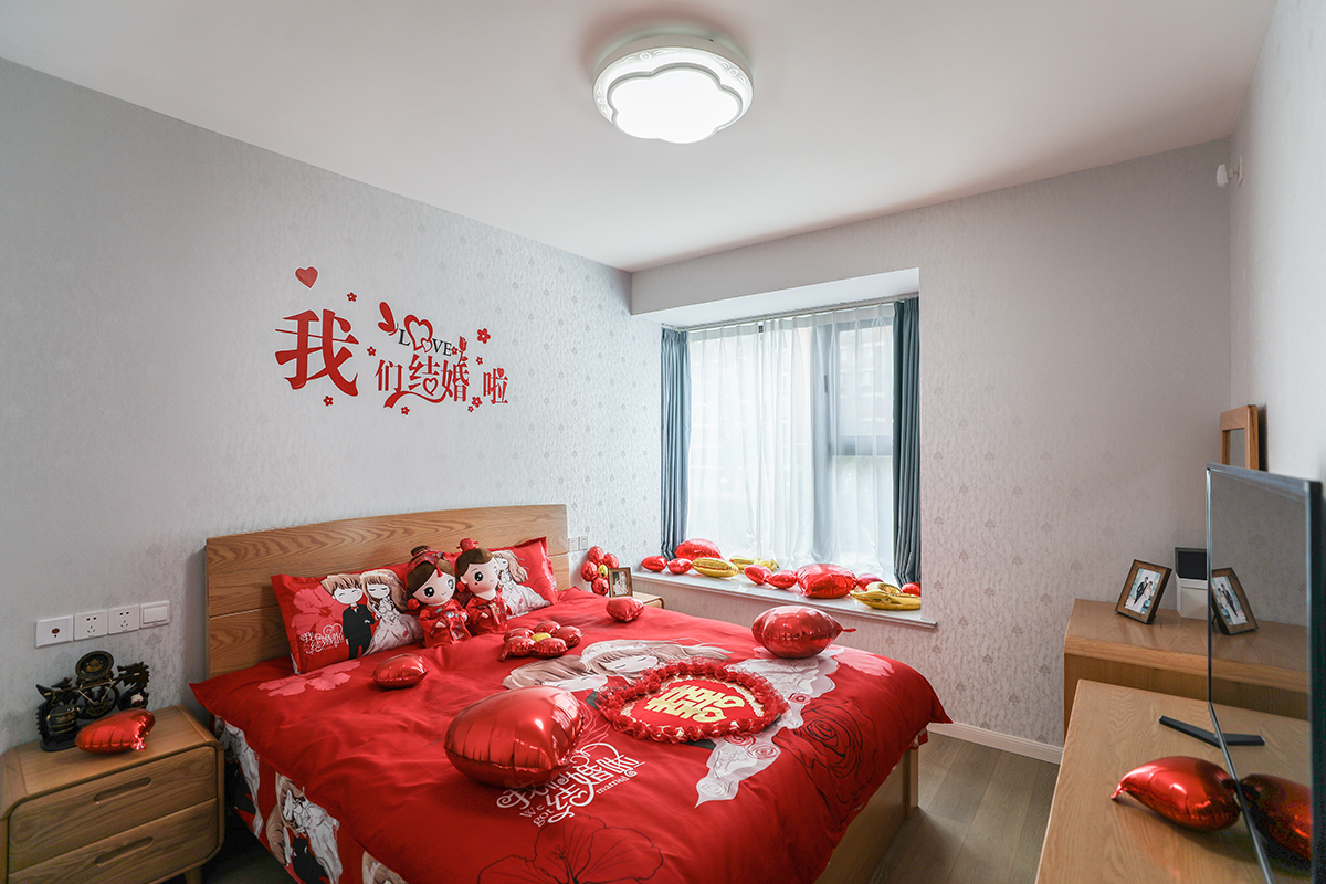 相比客餐廳的冷色調，主臥采用了暖色基調，暖色的墻紙搭配木色的家具，讓整個空間感覺到了一絲的暖意，與客餐廳也形成了鮮明的對比。
