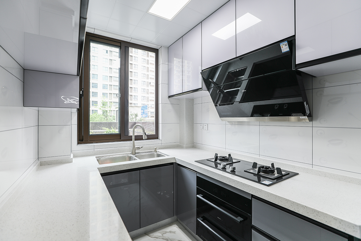 廚房灰色的門板搭配淡色的臺面，干凈清爽。U型料理臺，在滿足主人基本需求的情況下，也大大的增加了儲藏空間。
