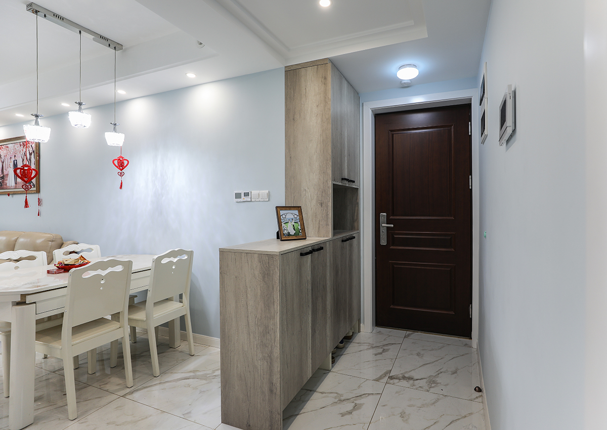 入戶玄關采用高低組合式柜體形式，增加空間層次感。矮柜在滿足儲物的前提下，還起到餐邊柜的功能，既實用又有美觀。