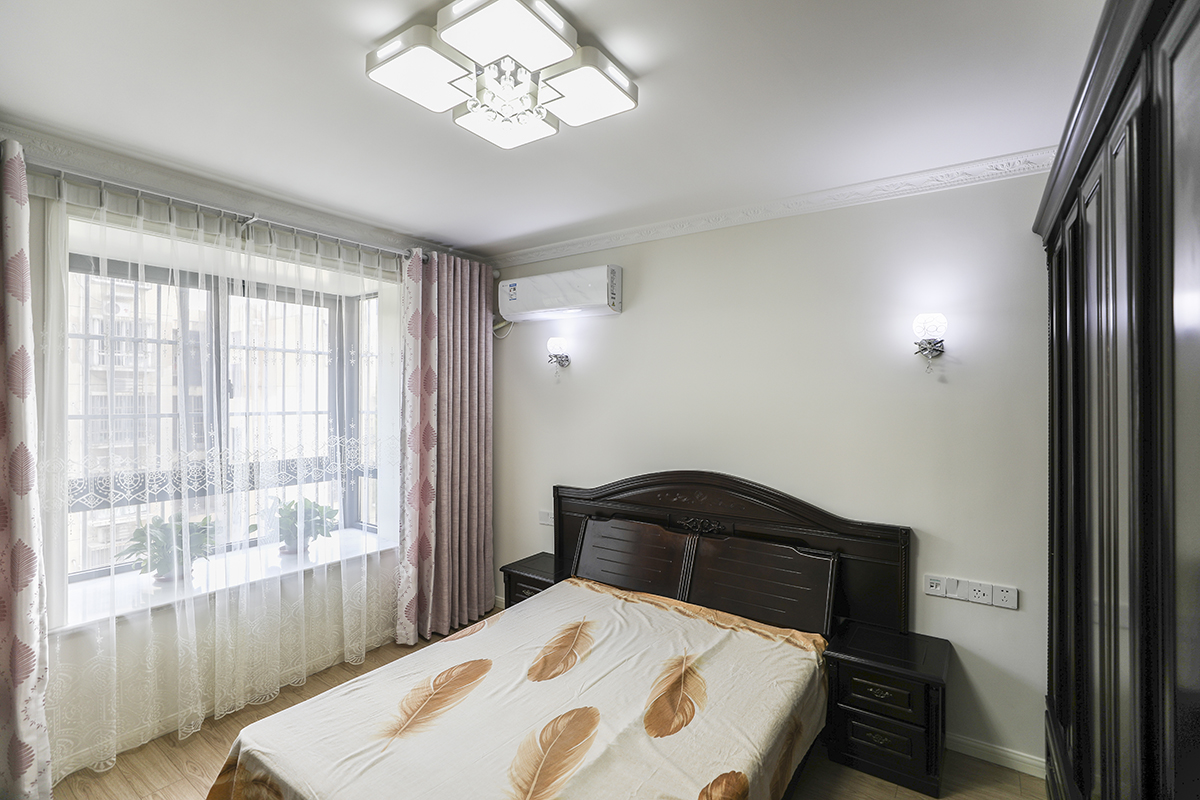 朝南的次臥選用了冷色調(diào)的乳膠漆配以原木色定制家具。床頭增加了壁燈，如何的燈光帶來生活的愜意。清新而陽光，這便是北歐的生活態(tài)度。
