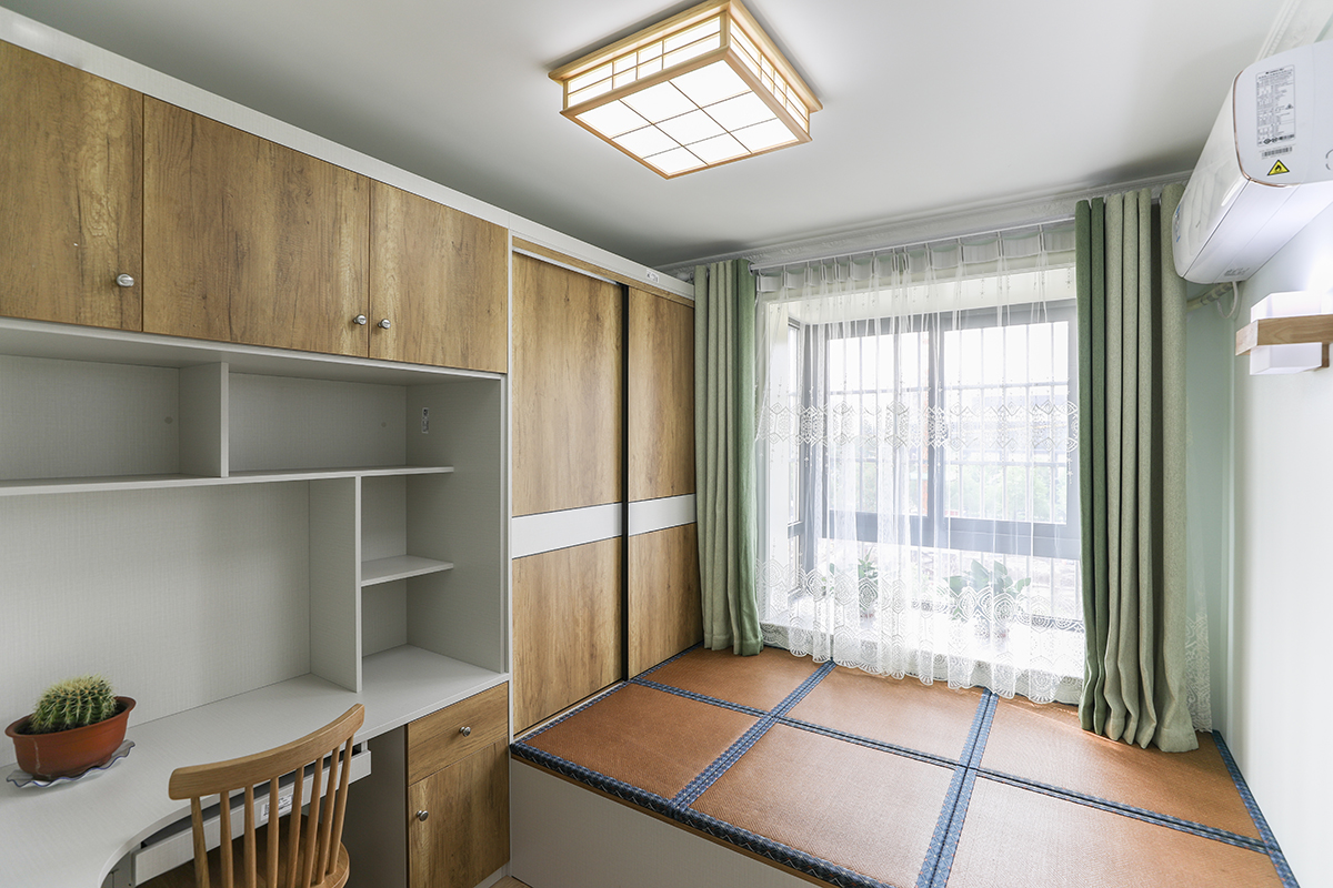 北面的書房，榻榻米書桌的組合，辦公之余都能有休閑的空間，會客休閑兩不誤。朋友偶爾的到訪增加了會客的空間。
