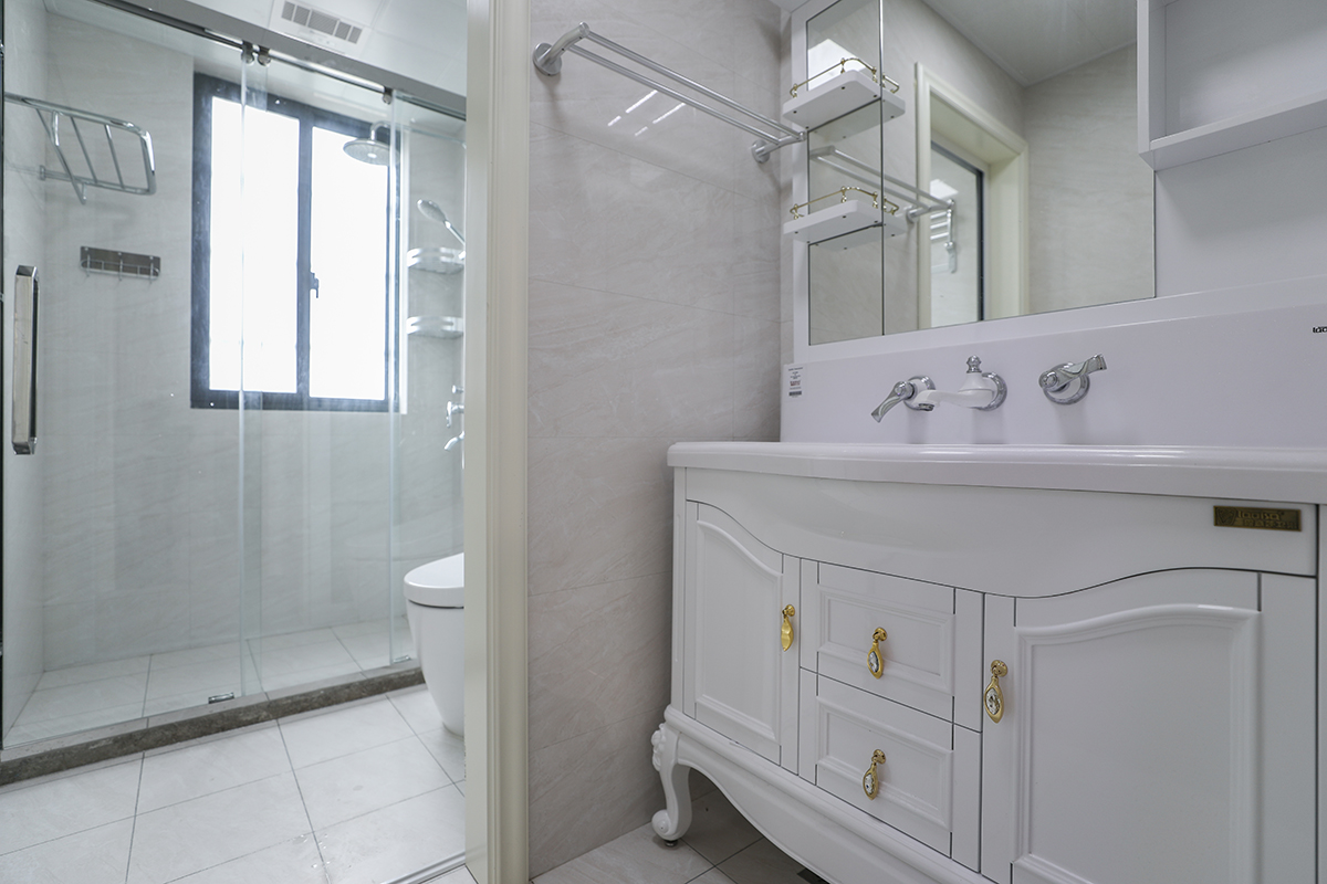 衛(wèi)生間干濕分離，方便日常的生活。衛(wèi)生間朝北，整體墻地磚都選用淺色偏暖的色調(diào)。簡歐式的臺盆柜平凡中帶來一點(diǎn)靚麗的色彩。