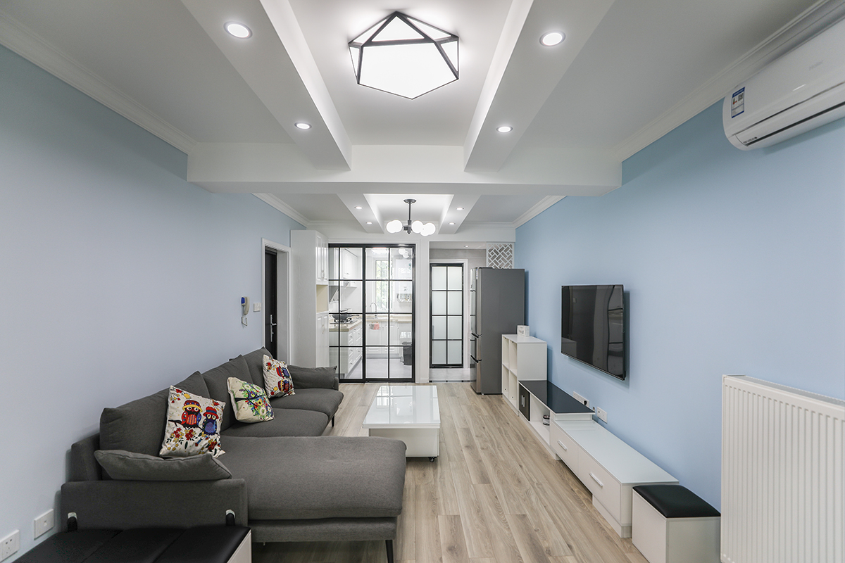 客廳對于家庭成員來說，除了是多功能，多用途的空間，還是生活空間的中心。它的最佳位置是在餐廳旁邊，與私人空間分開。在設計時考慮了家庭成員的數量，訪客量和家族風格，它通過擺設家具，建立了一個穩定的區域，在所提供的空間里滿足需求。
