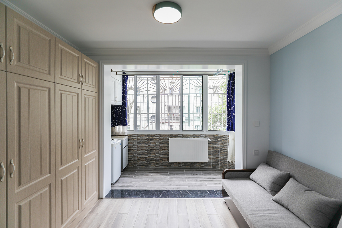 木地板是北歐風格裝修中的最大特點，占據著它靈魂的位置，這種風格主要以黑白搭配為主，給人一種簡單干凈、動力十足的感覺。在設計上結合了人與自然、社會還有環境，體現出了綠色環保的設計理念，并且也非常注重家具的功能設計，一切設計都以簡化為主，大部分采用的是明快的中性色。
