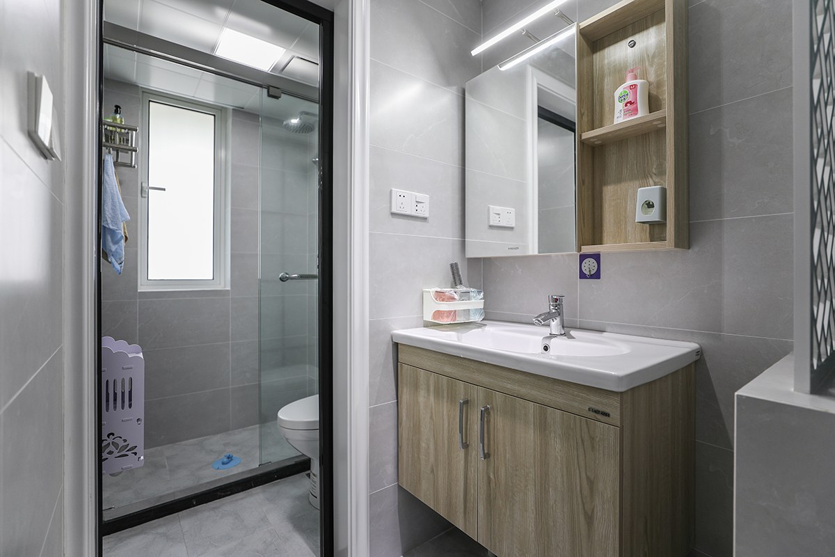 木地板是北歐風格裝修中的最大特點，占據著它靈魂的位置，這種風格主要以黑白搭配為主，給人一種簡單干凈、動力十足的感覺。在設計上結合了人與自然、社會還有環境，體現出了綠色環保的設計理念，并且也非常注重家具的功能設計，一切設計都以簡化為主，大部分采用的是明快的中性色。
