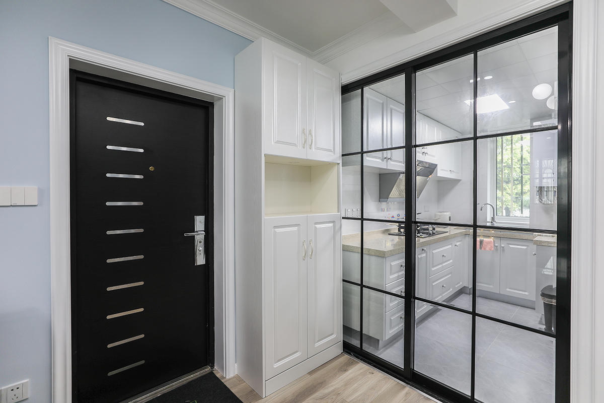 木地板是北歐風格裝修中的最大特點，占據著它靈魂的位置，這種風格主要以黑白搭配為主，給人一種簡單干凈、動力十足的感覺。在設計上結合了人與自然、社會還有環境，體現出了綠色環保的設計理念，并且也非常注重家具的功能設計，一切設計都以簡化為主，大部分采用的是明快的中性色。