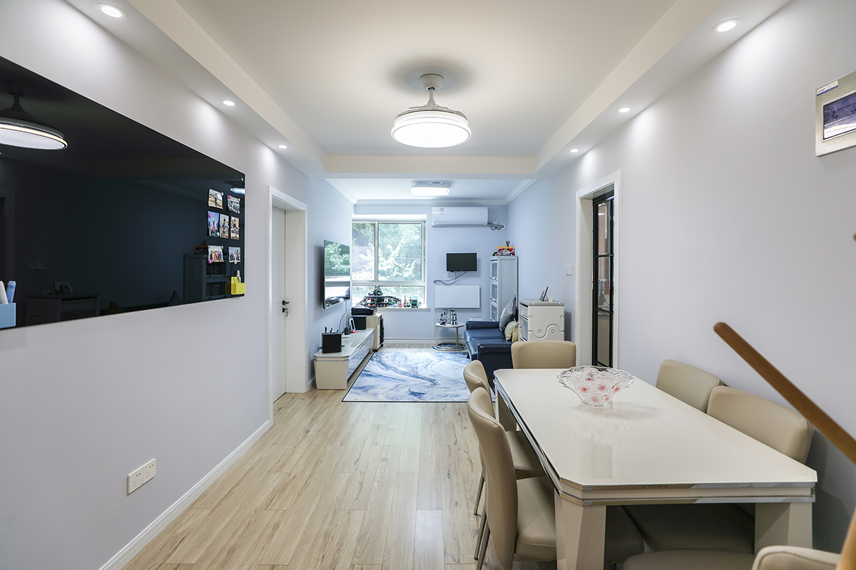 客餐廳一體，空間明亮，，閑暇時(shí)光時(shí)，飄窗臺(tái)上，一杯coffee，窗外的一朵花，一片葉，一縷午后的陽(yáng)光，都是滋味。
