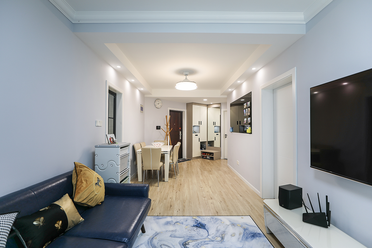 客餐廳一體，空間明亮，，閑暇時(shí)光時(shí)，飄窗臺(tái)上，一杯coffee，窗外的一朵花，一片葉，一縷午后的陽(yáng)光，都是滋味。
