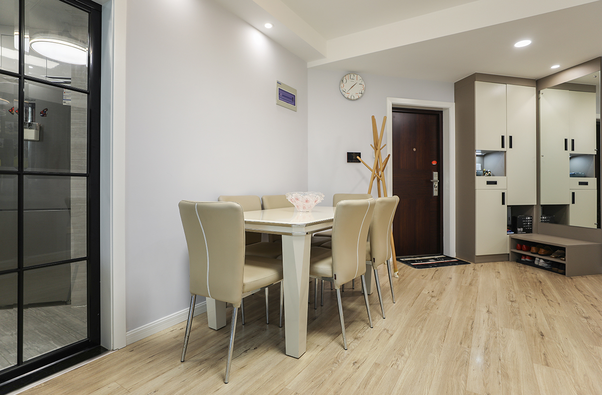 餐廳的直線型的格局無(wú)論通風(fēng)還是采光都很贊，也為兒童日?；顒?dòng)留足了空間。
