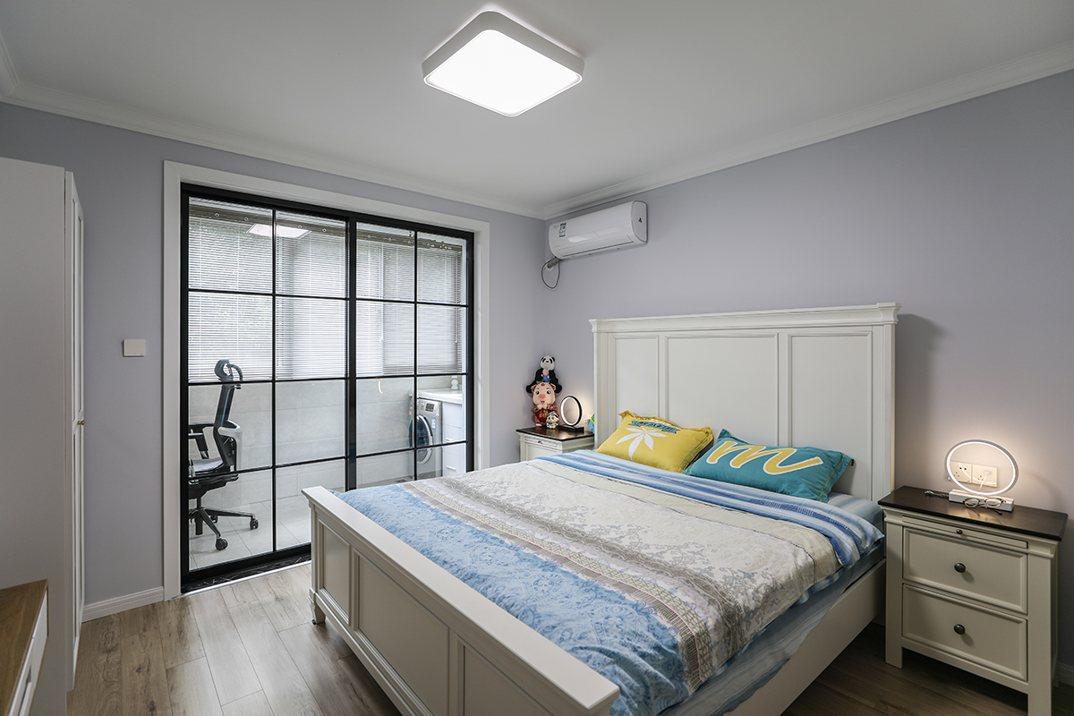 黑，白，灰簡(jiǎn)約的顏色，不簡(jiǎn)單的空間，配上原木色的地板碰撞出雅致的氣息。金屬的床頭燈，造型精美，光線柔美緩和，是深夜安靜暖心的陪伴。
