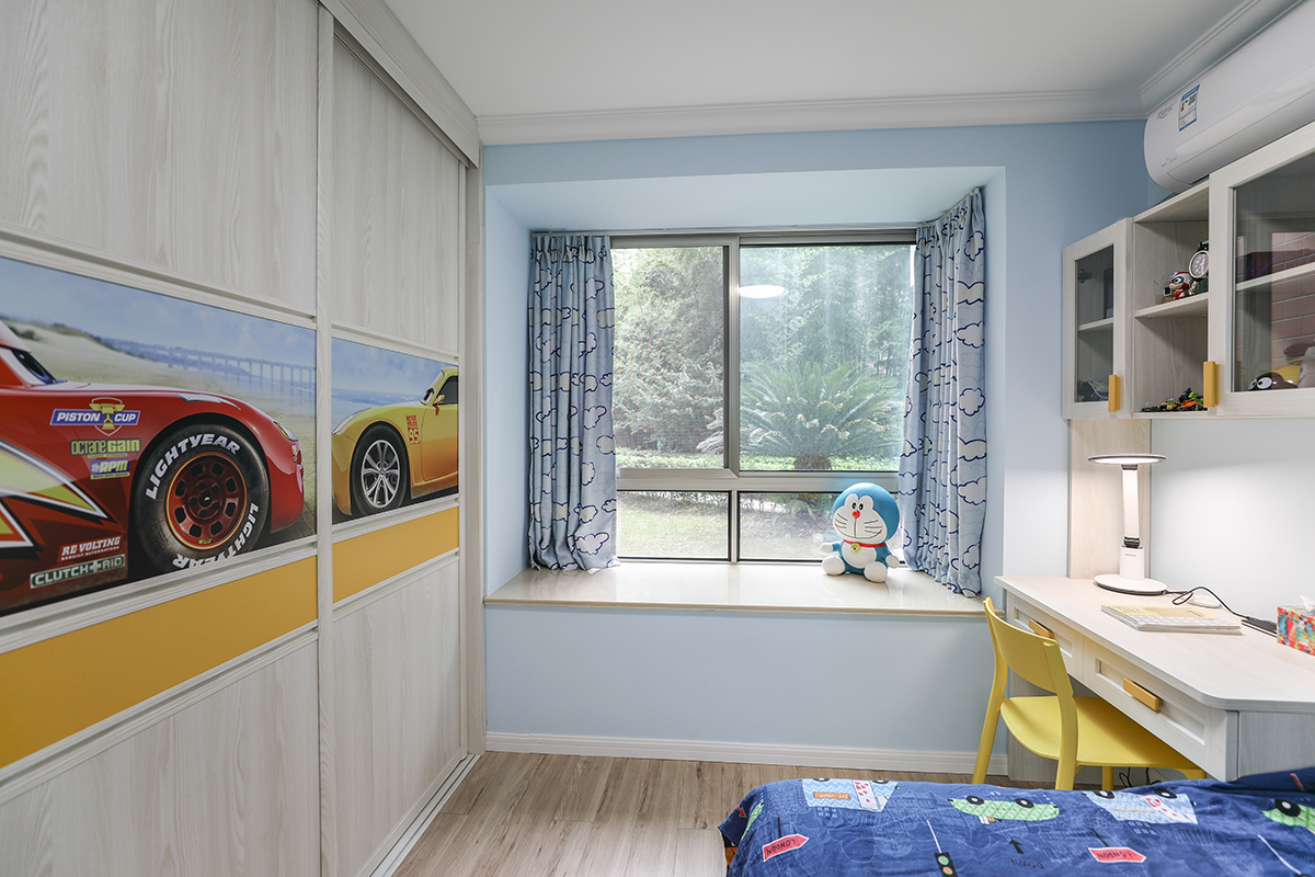 活潑的年紀(jì)，配上活潑的色彩，讓兒童房富有朝氣。
