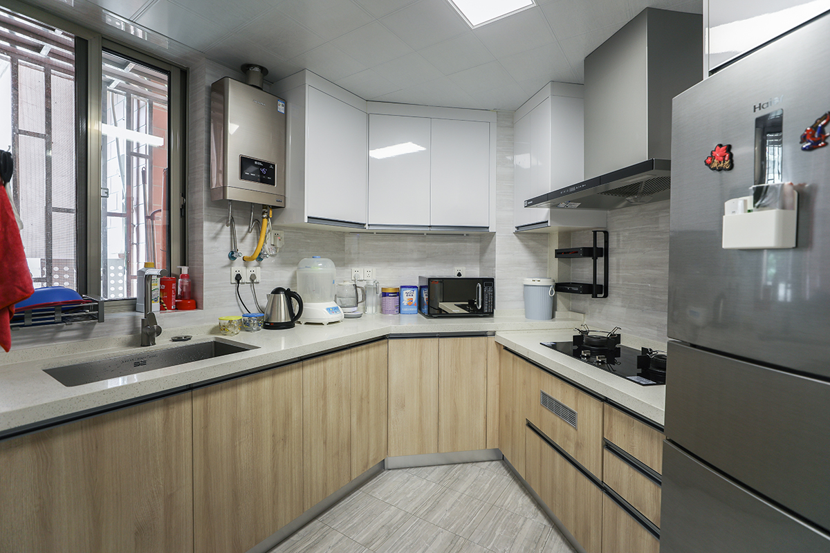 白色配上大理石墻磚，搭上原木色，是不是很干凈。。。廚房的生命在于臺(tái)面，醉倒最大化的臺(tái)面，實(shí)用性滿點(diǎn)，白色調(diào)的運(yùn)用，讓廚房間的空間變得更大，在這里可以為自己最愛(ài)的人烹制精美的早餐。
