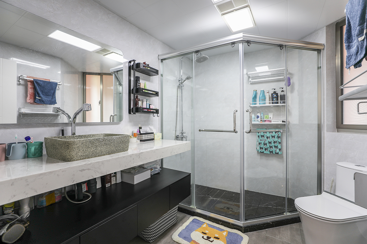 異形的衛(wèi)生間，仍舊是留下了寬敞的過(guò)道，馬桶，淋浴器都放在了里面，寬敞的臺(tái)盆看著心情就很歡樂(lè)，黑白色調(diào)為主，視覺(jué)上的拉伸，讓空間感受更寬敞。