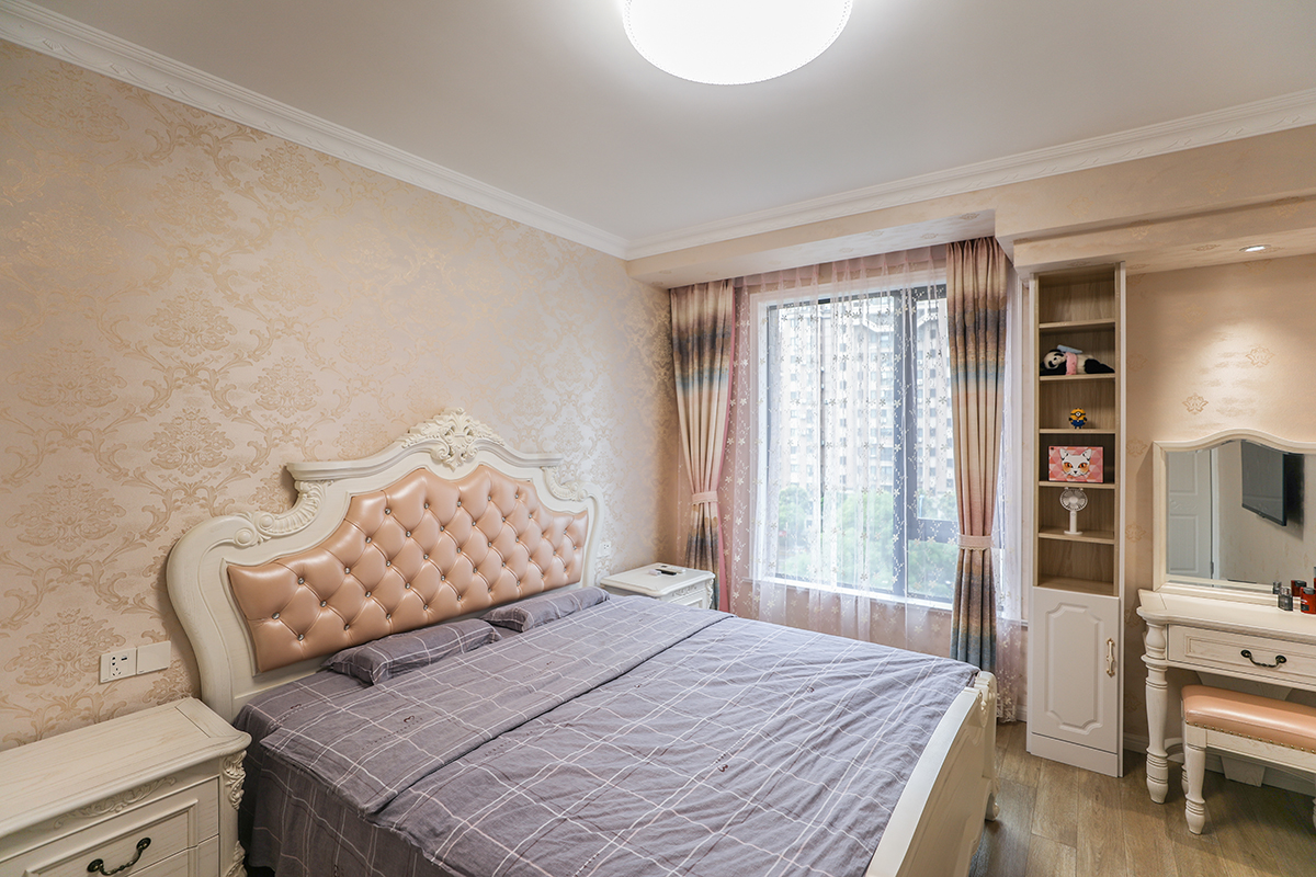 主臥室采用歐式風格的家具加以咖色的窗簾使得本身單調的色彩空間立馬體現出色彩的多樣話和柔和度，使得整體色彩非常的舒服，給人以非常舒服的休息環境，皮質的家具使得色彩反差非常的大，立體效果非常的舒服，體現業主的追求極簡自由的生活。
