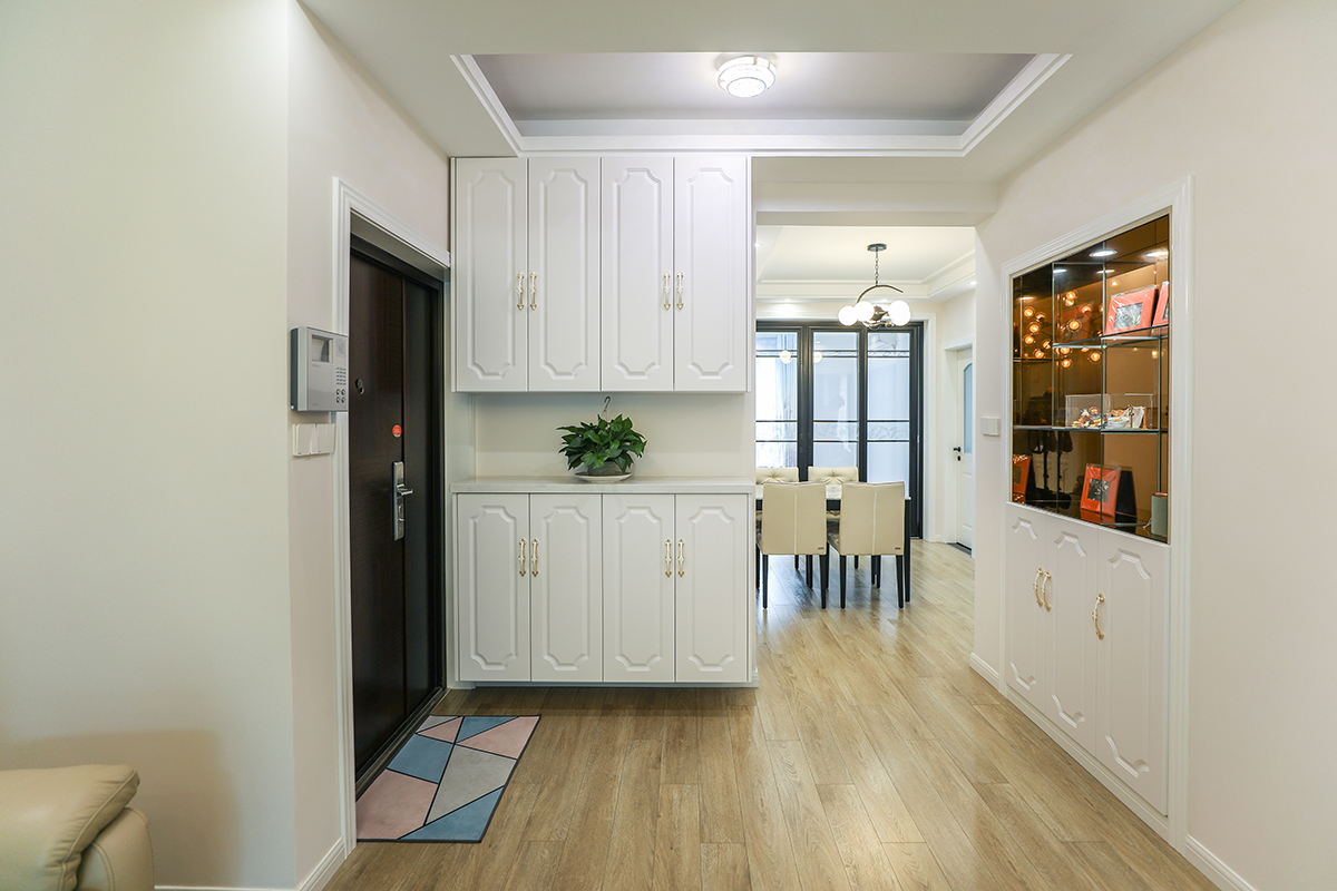 進門鞋柜的設計采用燈帶式下光補充設計，中間段采用大理石臺面，非常的實用和簡潔，使得格調非常的新穎，整體格調非常的干凈清爽。