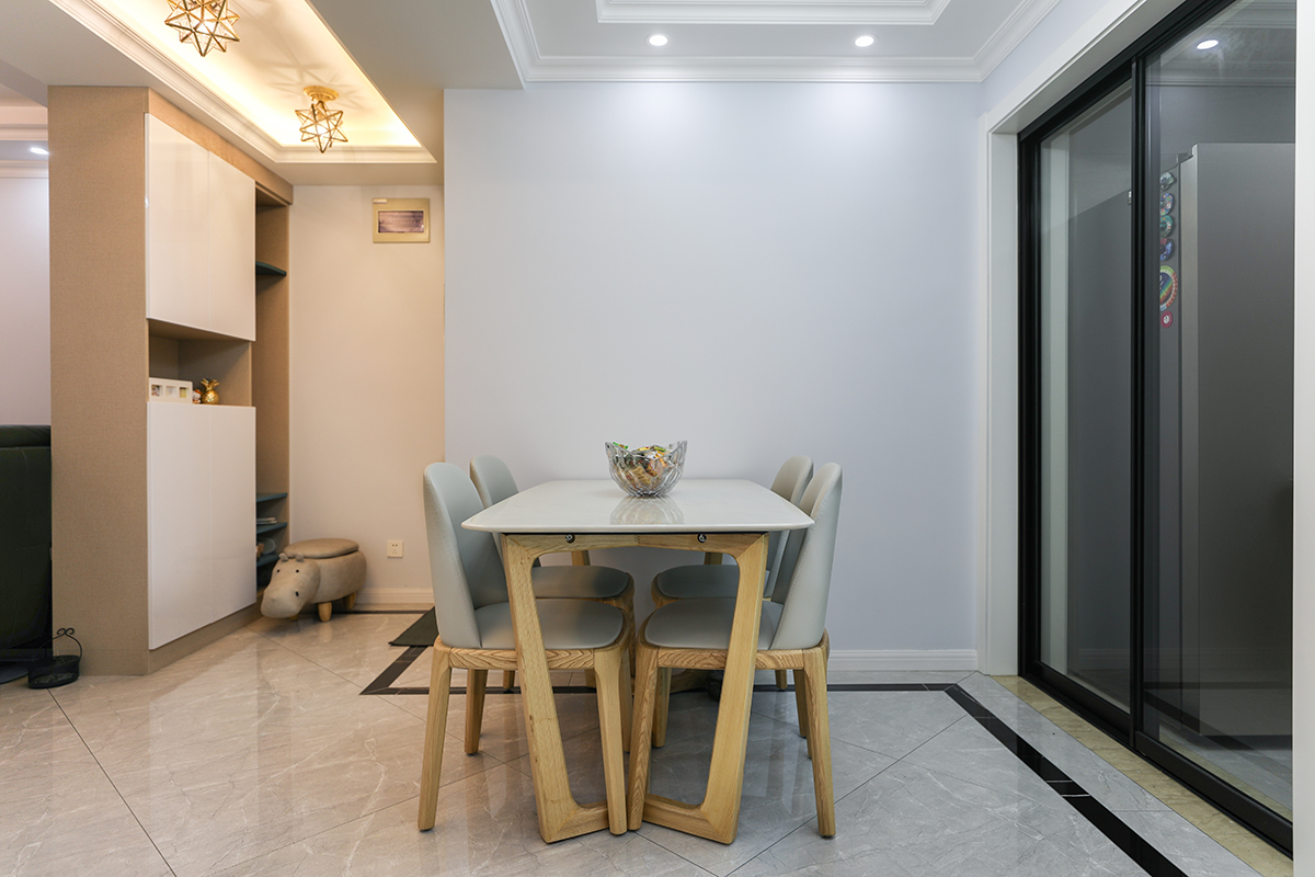 該業(yè)主追求高品質(zhì)生活。整體的室內(nèi)設(shè)計(jì)，以現(xiàn)代時(shí)尚為主，配以簡歐的風(fēng)格點(diǎn)綴，二者渾然一體的融合在空間的每處細(xì)節(jié)，視覺上通透大氣、華麗高貴，展現(xiàn)了主人優(yōu)雅的內(nèi)涵和品位。灰色的地磚，黑色的波打線圍邊，使客要看起來更有立體感。
