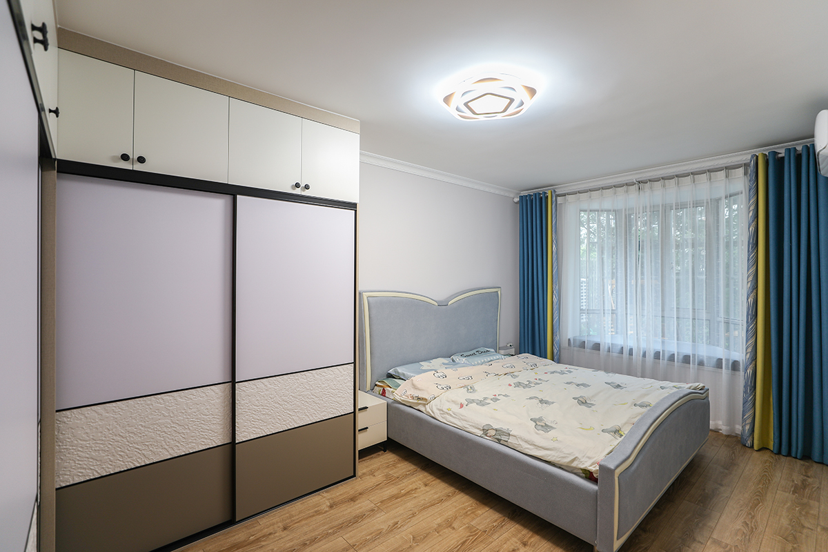 該業(yè)主追求高品質(zhì)生活。整體的室內(nèi)設(shè)計(jì)，以現(xiàn)代時(shí)尚為主，配以簡歐的風(fēng)格點(diǎn)綴，二者渾然一體的融合在空間的每處細(xì)節(jié)，視覺上通透大氣、華麗高貴，展現(xiàn)了主人優(yōu)雅的內(nèi)涵和品位。灰色的地磚，黑色的波打線圍邊，使客要看起來更有立體感。
