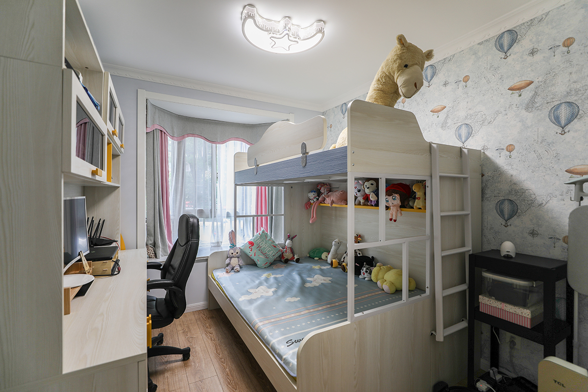 該業(yè)主追求高品質(zhì)生活。整體的室內(nèi)設(shè)計(jì)，以現(xiàn)代時(shí)尚為主，配以簡歐的風(fēng)格點(diǎn)綴，二者渾然一體的融合在空間的每處細(xì)節(jié)，視覺上通透大氣、華麗高貴，展現(xiàn)了主人優(yōu)雅的內(nèi)涵和品位。灰色的地磚，黑色的波打線圍邊，使客要看起來更有立體感。
