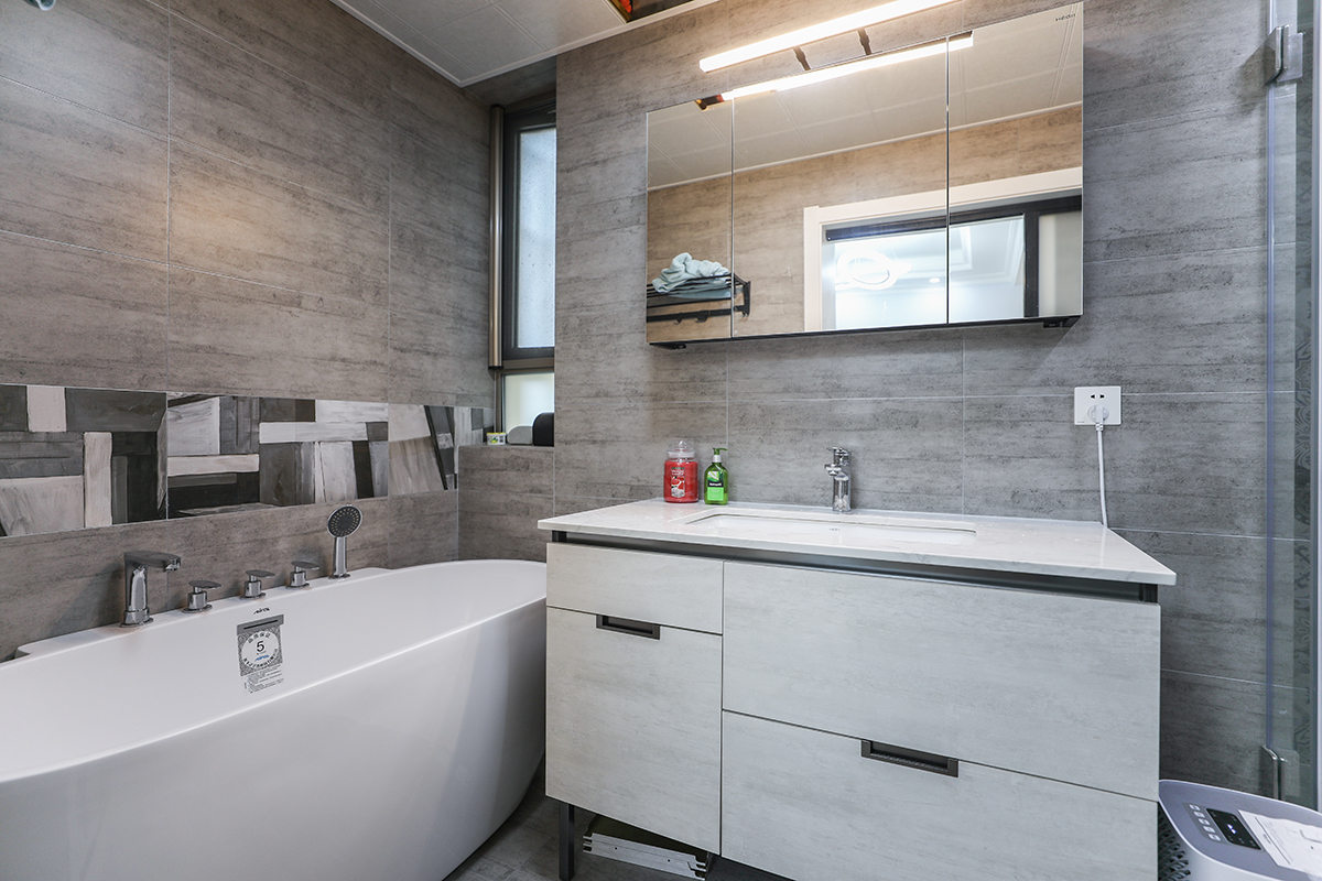 該業(yè)主追求高品質(zhì)生活。整體的室內(nèi)設(shè)計(jì)，以現(xiàn)代時(shí)尚為主，配以簡歐的風(fēng)格點(diǎn)綴，二者渾然一體的融合在空間的每處細(xì)節(jié)，視覺上通透大氣、華麗高貴，展現(xiàn)了主人優(yōu)雅的內(nèi)涵和品位。灰色的地磚，黑色的波打線圍邊，使客要看起來更有立體感。
