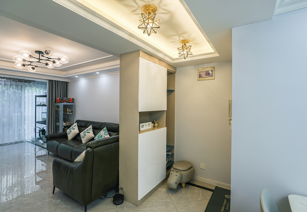 該業(yè)主追求高品質(zhì)生活。整體的室內(nèi)設(shè)計(jì)，以現(xiàn)代時(shí)尚為主，配以簡歐的風(fēng)格點(diǎn)綴，二者渾然一體的融合在空間的每處細(xì)節(jié)，視覺上通透大氣、華麗高貴，展現(xiàn)了主人優(yōu)雅的內(nèi)涵和品位。灰色的地磚，黑色的波打線圍邊，使客要看起來更有立體感。