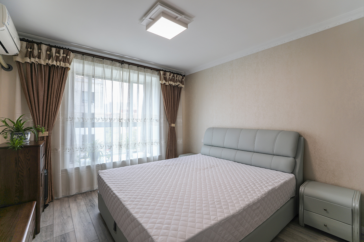 此案例的戶主喜歡干凈整潔的設計，所以在設計整個案例的時候選用了現(xiàn)代簡約風格，現(xiàn)代簡約風格源于西方的現(xiàn)代主義風格，提倡形式追隨功能，就是講究功能第一，花里胡哨的裝飾物可以拋開不要。該設計的特色是將房屋的原材料、色彩搭配、燈光照明等進行最大化的簡化！但就是這些相當簡單的家居裝飾，通過整體的規(guī)劃編排設計，往往可以起到很好的視覺效果。
