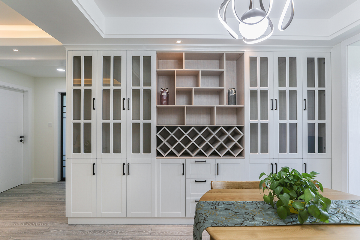 此案例的戶主喜歡干凈整潔的設計，所以在設計整個案例的時候選用了現(xiàn)代簡約風格，現(xiàn)代簡約風格源于西方的現(xiàn)代主義風格，提倡形式追隨功能，就是講究功能第一，花里胡哨的裝飾物可以拋開不要。該設計的特色是將房屋的原材料、色彩搭配、燈光照明等進行最大化的簡化！但就是這些相當簡單的家居裝飾，通過整體的規(guī)劃編排設計，往往可以起到很好的視覺效果。
