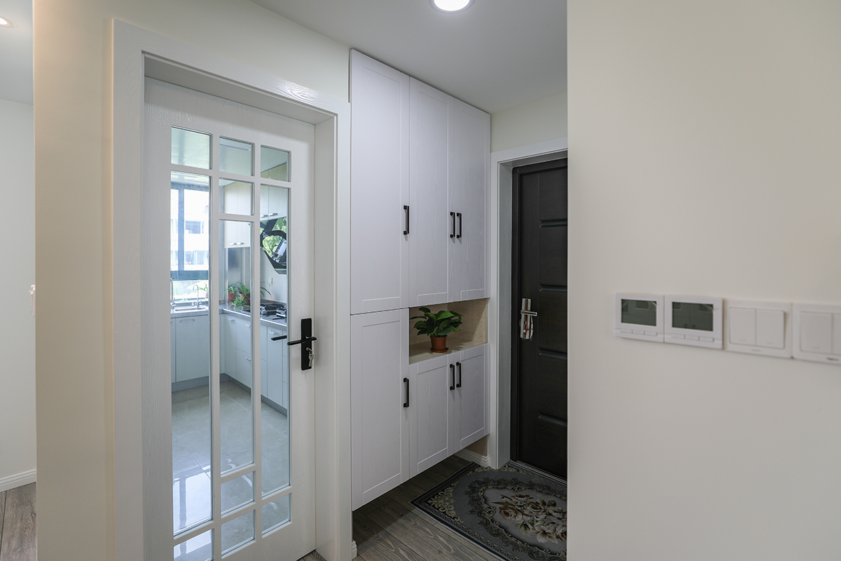 此案例的戶主喜歡干凈整潔的設計，所以在設計整個案例的時候選用了現(xiàn)代簡約風格，現(xiàn)代簡約風格源于西方的現(xiàn)代主義風格，提倡形式追隨功能，就是講究功能第一，花里胡哨的裝飾物可以拋開不要。該設計的特色是將房屋的原材料、色彩搭配、燈光照明等進行最大化的簡化！但就是這些相當簡單的家居裝飾，通過整體的規(guī)劃編排設計，往往可以起到很好的視覺效果。