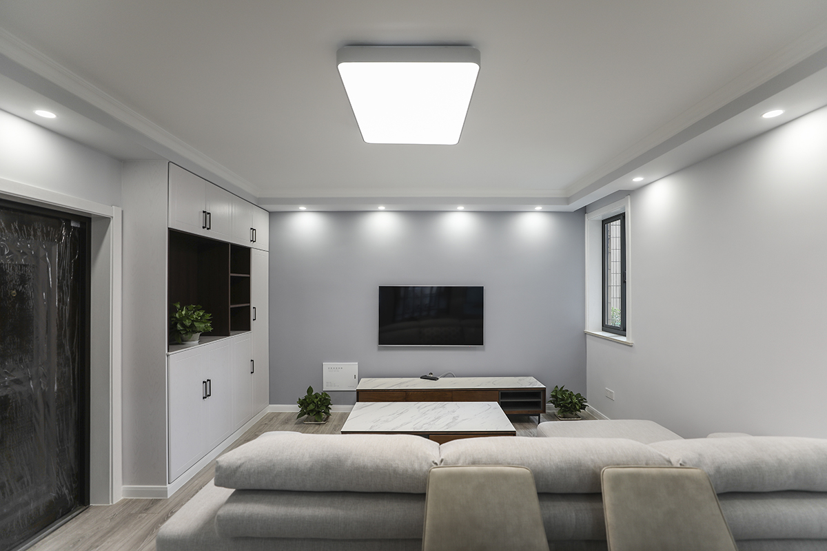 【客餐廳】灰色像他，低調(diào)內(nèi)斂，咖啡色如他們倆，沉穩(wěn)大方。傳統(tǒng)之外彰顯生活品味，一邊觀影一邊喝點兒小酒或者慵懶地躺在椅子上玩玩電子游戲還有窗外的陽光斑駁。
