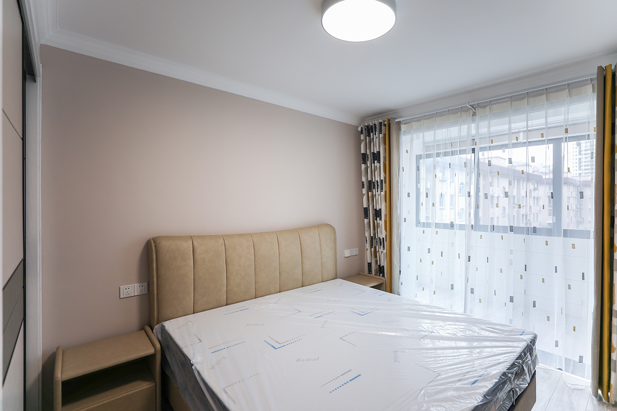 【主臥】他們愿置身于一抹淡粉色色黃色的大軟床和撞色窗簾讓人全身心放松地融進睡眠里
