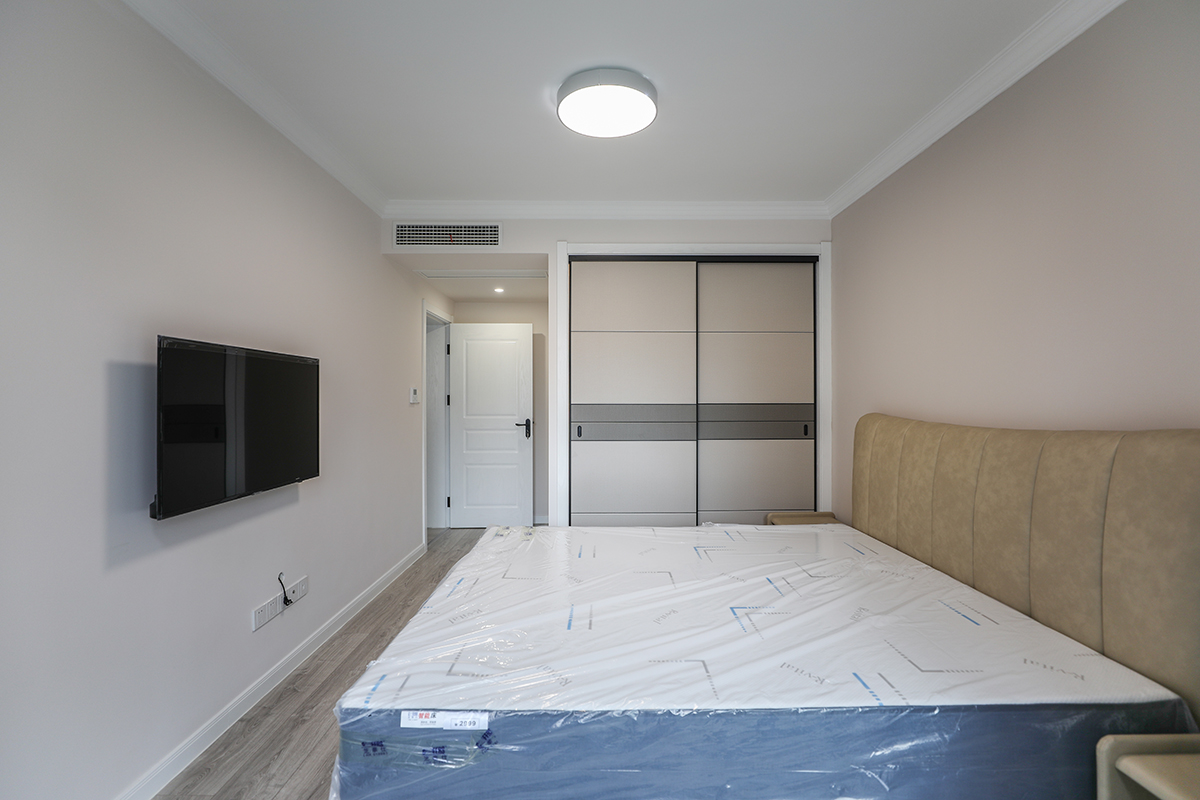 【主臥】他們愿置身于一抹淡粉色色黃色的大軟床和撞色窗簾讓人全身心放松地融進睡眠里
