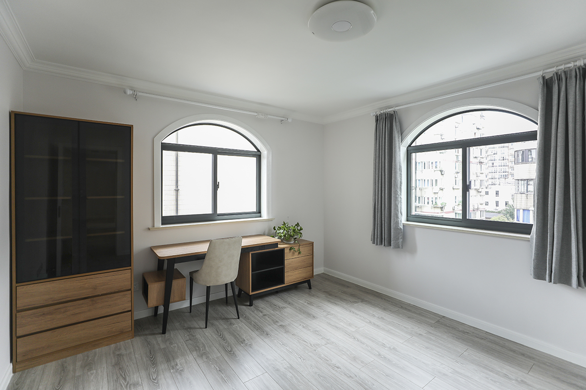 【書房】他們喜歡公共空間里的展示柜，喜歡把旅途中淘的小物件和拍攝的圖片整齊有序地展示在這里。
