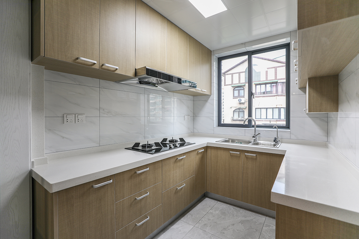 【廚房】他們U字形的廚房形式。她在廚房里面做著愛心晚餐，他在餐桌一旁幫忙摘菜剝蒜，甜蜜小生活也不過如此。
